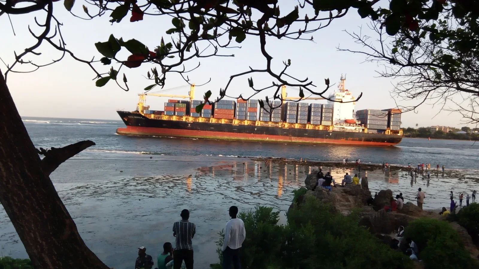 Porte-conteneurs quittant le port de Mombasa, au Kenya.