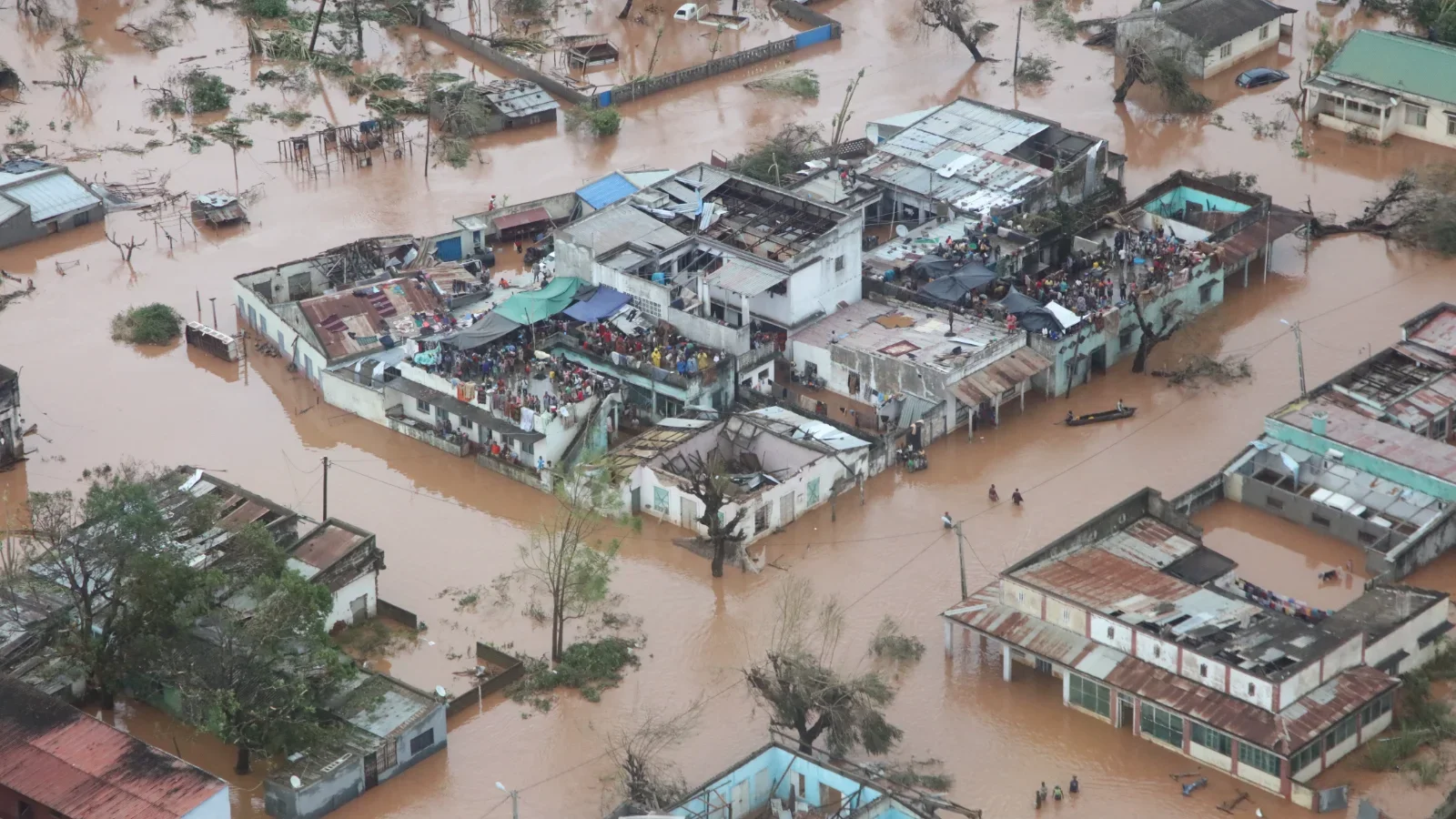 inondations après un cyclone, réfugiés sur le toit des maisons