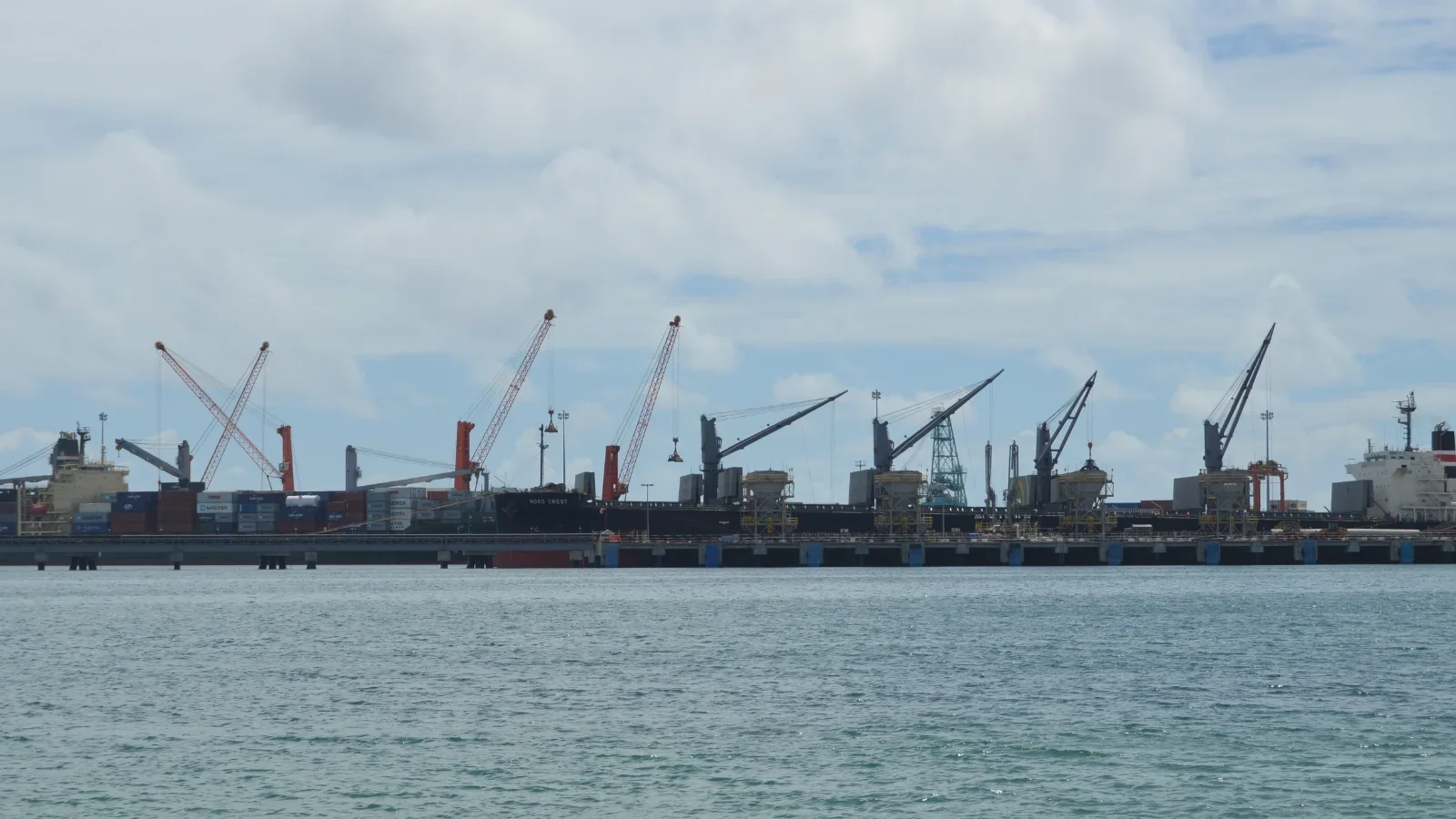 Grues de manutention sur le port de Toamasina à Madagascar