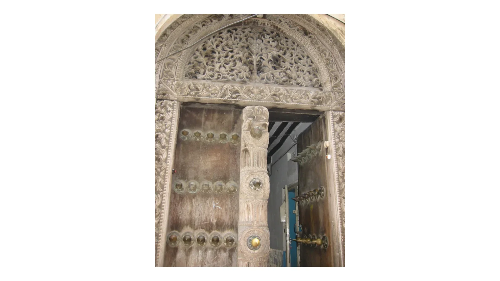 Zanzibar : les portes sculptées, mémoire de bois d’une ville swahilie